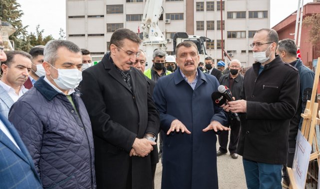 Başkan Gürkan kent meydanındaki çalışmaları inceledi