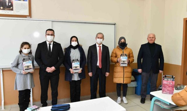 Başkan Kanar'dan ders başı yapan öğrencilere sürpriz