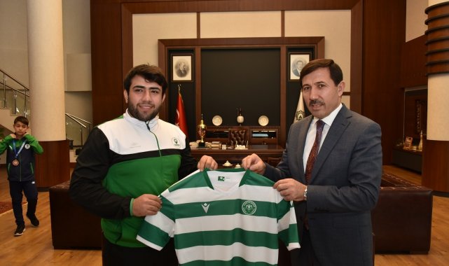 Başkan Kılca&#039;dan başarılı sporculara ödül