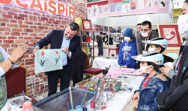 Başkan Kocaispir, fuarda lale figürlü ebru yaptı