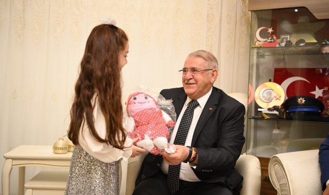 Başkan Mahçiçek'ten 'Nazlı'ya doğum günü sürprizi