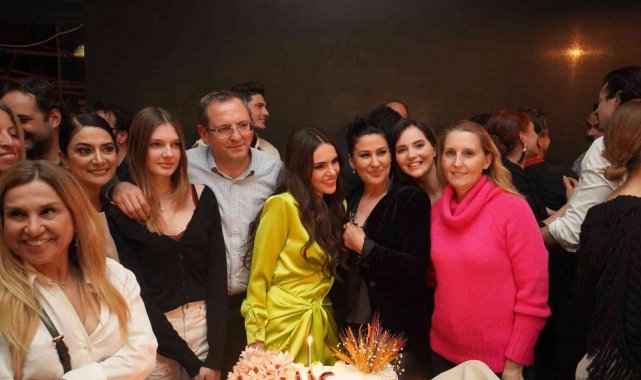 Başkan Mesut Ergin "Üç Kız Kardeş" dizisinin ilk bölümü oyuncuları ile birlikte izledi