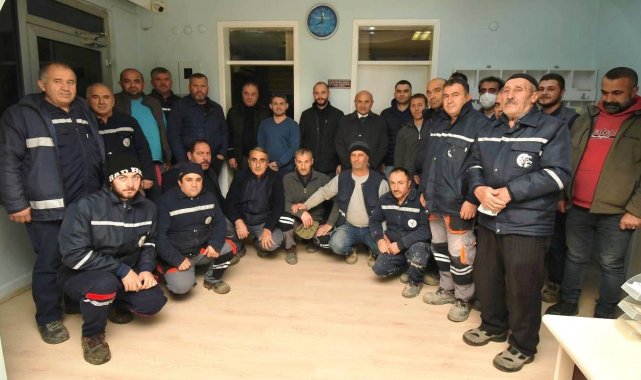 Başkan Oral, günün ilk çayını işçilerle işçi