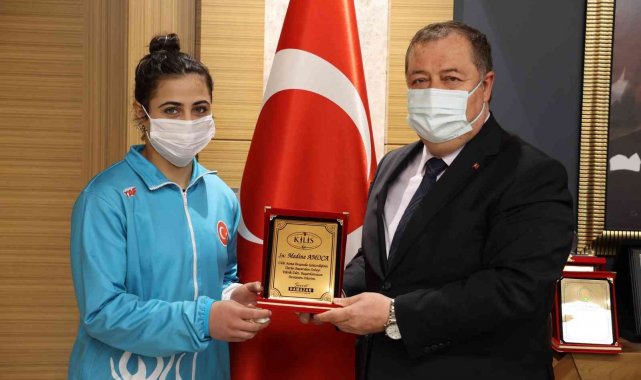 Başkan Ramazan'dan, Türkiye şampiyonu Amoca'ya plaket