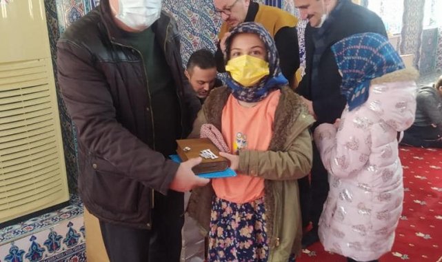 Başkan Şahin'den mezun olan Kur'an kursu öğrencilerine hediye