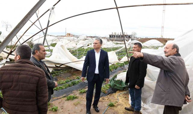 Başkan Uysal, hortumun vurduğu seraları inceledi