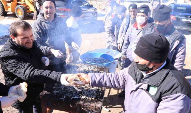 Başkandan karla mücadele eden işçilerine balık ziyafeti