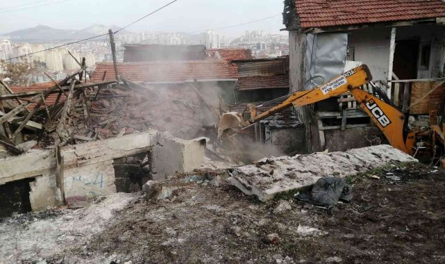 Başkent&#039;te çöken metruk gecekondunun yıkım çalışmalarına başlandı