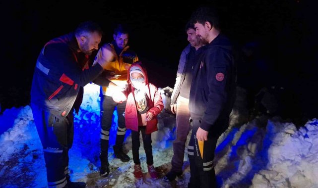 Batman&#039;da 2 metrelik kar birikintisi aşılarak 7 saat sonra kolu kırılan hastaya ulaşıldı