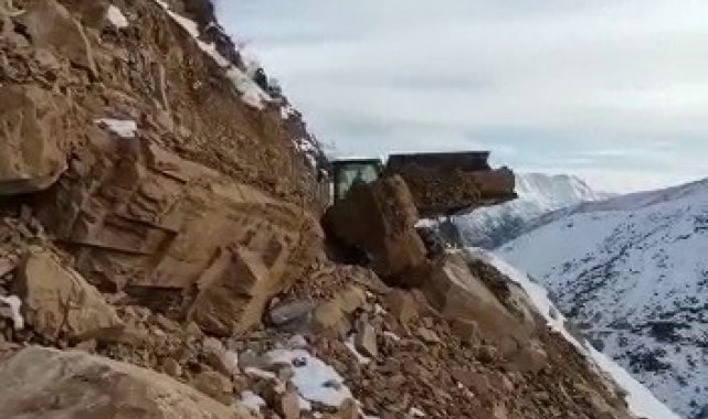 Batman&#039;da heyelan nedeniyle kapanan köy yolu ulaşıma açıldı