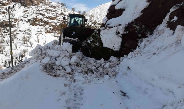 Batman'da köy yoluna düşen dev kayalar kaldırıldı