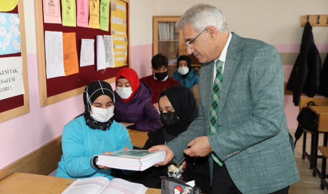 Battalgazi'deki öğrencilere eğitim desteği sürüyor