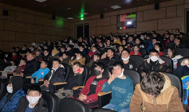 Bayburt'ta ortaokul öğrencileri sinemada buluştu