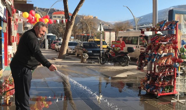 Bayburt'un yüksek kesimleri karla kaplıyken merkezde bahar havası yaşanıyor