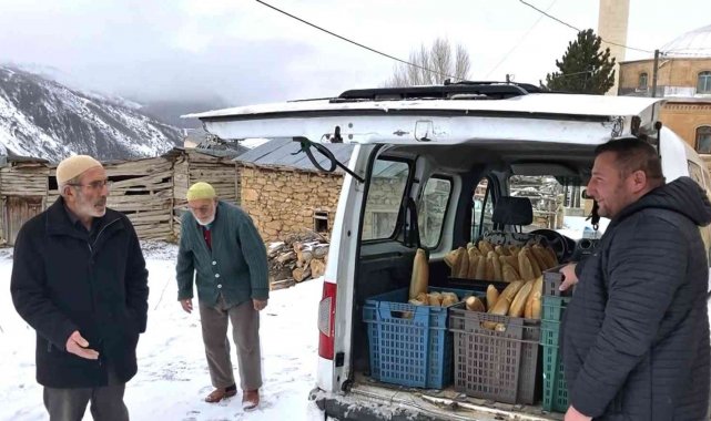 Bayburtlu fırıncı karlı yolları aşarak yıllardır köylere ekmek götürüyor