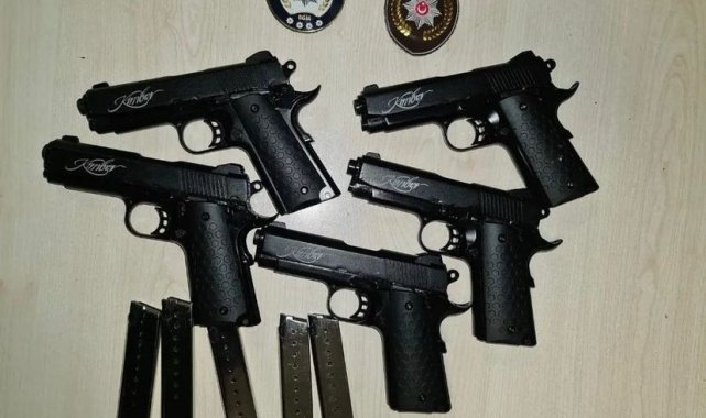 Bekçilerden kaçan şüphelinin üstünden 5 tane tabanca çıktı
