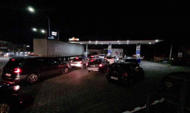 Belçika'da vatandaşlar akaryakıt istasyonları önünde kuyruklar oluştu