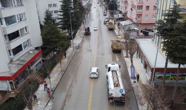 Belediye, kentteki kum ve tuz katıntılarını temizliyor