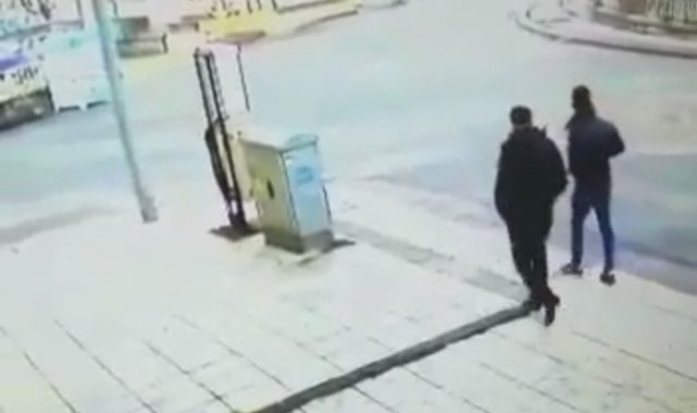 Beraber yürüdüğü arkadaşını bıçakladı