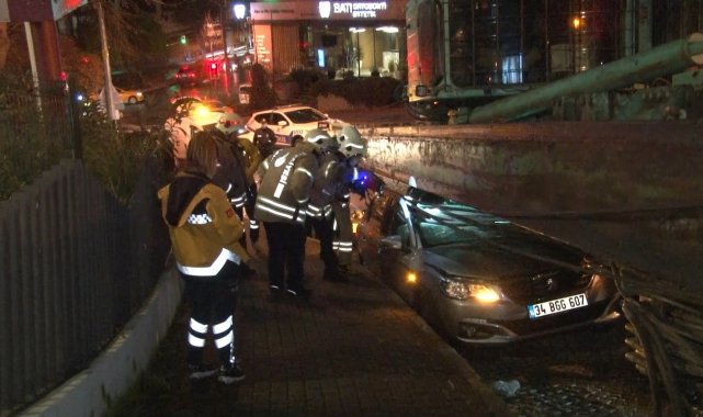 Beşiktaş'ta park halindeki araçların üzerine devrilen vinç kaldırıldı