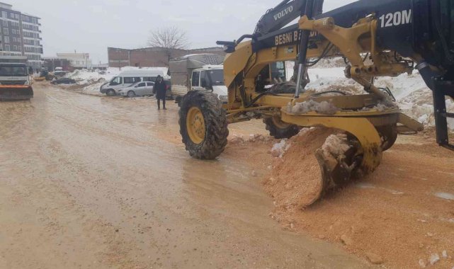 Besni Belediyesi bozulan yolları onarıyor