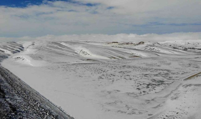 Beyaz örtüyle kaplanan baraj gözden kayboldu