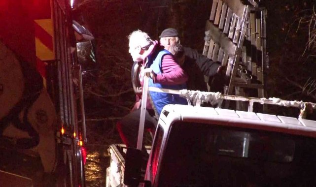 Beykoz'da dere taştı, yol sular altında kaldı...Mahsur kalan 3 kişi böyle kurtarıldı