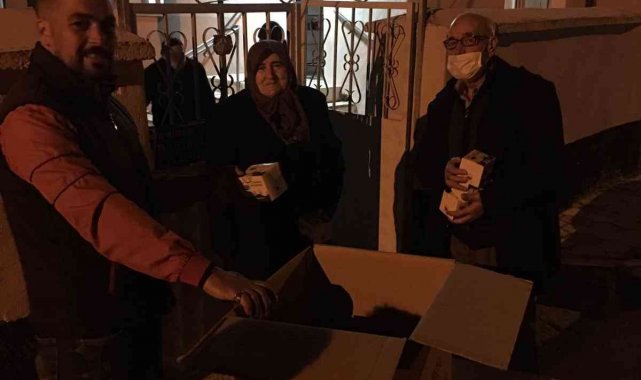 Beylikova Belediyesi kandil simidi dağıttı