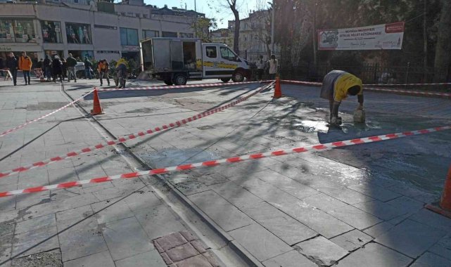 Beyoğlu'da karla mücadele çalışmalarında hasar gören yollar onarılıyor