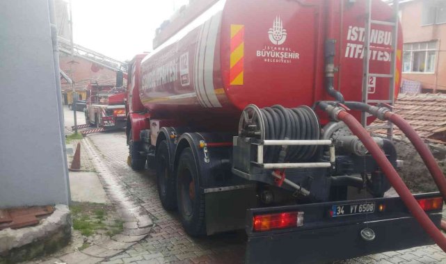 Beyoğlu'nda korkutan çatı yangını