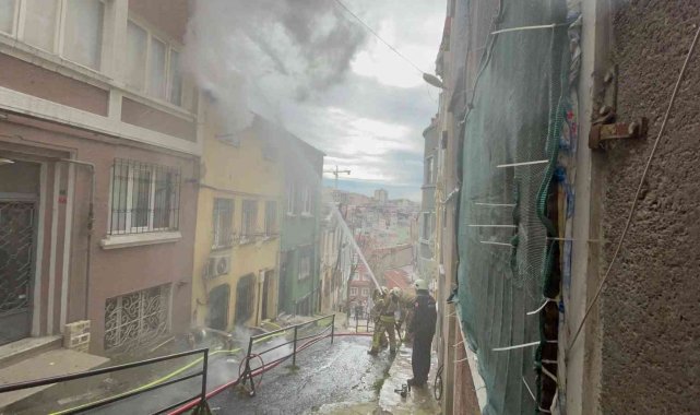 Beyoğlu'nda korkutan yangın: İtfaiyeye hatalı park engeli