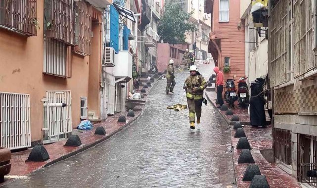 Beyoğlu&#039;nda yangın paniği