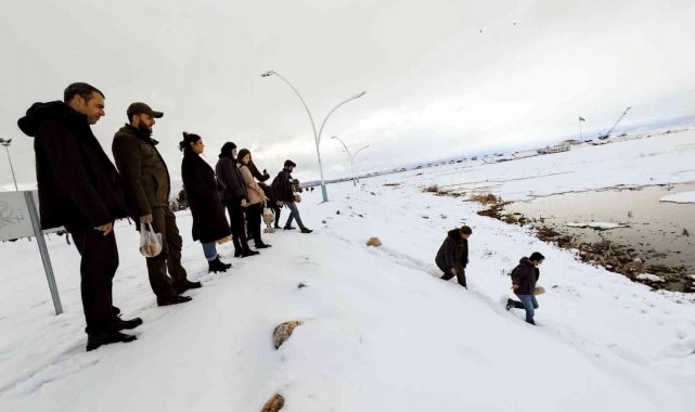 Beyşehir'de üniversiteli öğrencilerden su kuşlarını yemleme mesaisi