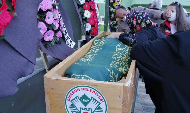 Bıçaklanarak öldürülen 16 yaşındaki kızının tabutuna sarılarak gözyaşı döktü