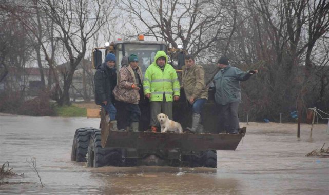 Biga&#039;da sel sularında mahsur kalan aile iş makinesiyle kurtarıldı