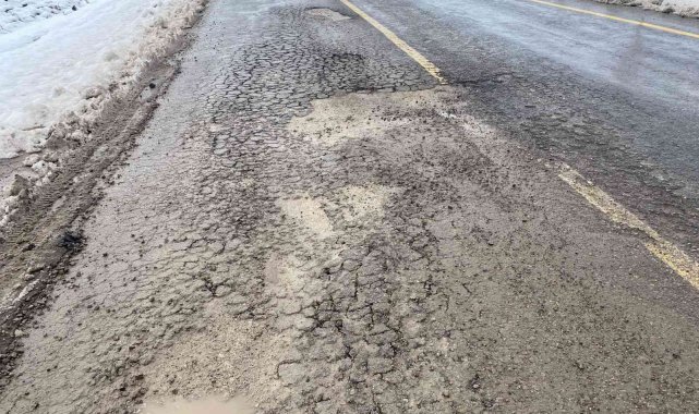 Bilecik-Yenişehir karayolundaki çukurlar sürücülere zor anlar yaşatıyor