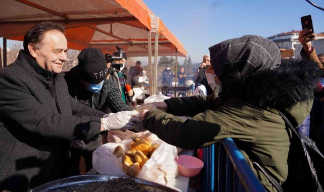 Bilecik'te 1 buçuk ton hamsi dağıtıldı