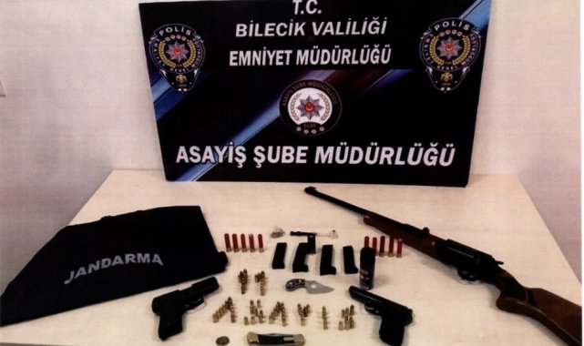 Bilecik'te şüphe üzerine durdurulan araçta cephanelik çıktı