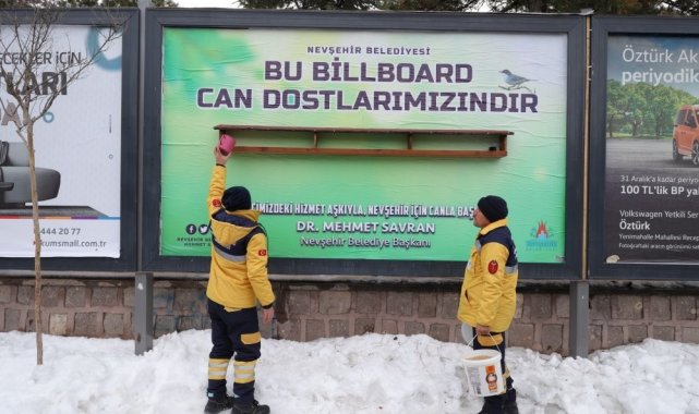 Billboardlara reklam yerine kuşlar için yemlik asıldı