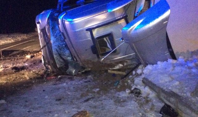 Bingöl&#039;de tır devrildi: 1 yaralı