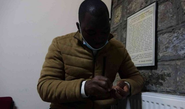 Binlerce kilometre yoldan gelip Trabzon'da Kazaziye sanatının inceliklerini öğreniyor