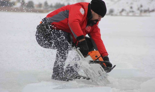 Bir daha kırılamayacak bir rekor için buz altına daldı