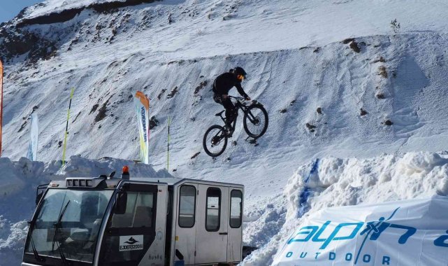 Bisiklet ve kayak tutkunları Palandöken'de buluştu