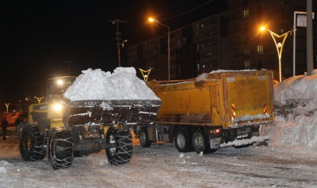Bitlis'te 2 bin 500 kamyon kar taşındı