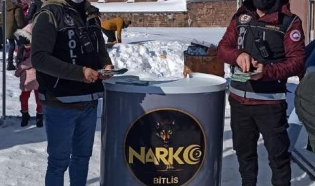 Bitlis'te uyuşturucu kullanımına karşı broşür dağıtıldı