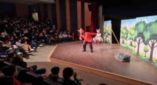 Bodrum'da tiyatrocular, yangından etkilenen çocuklar için sahneye çıktı