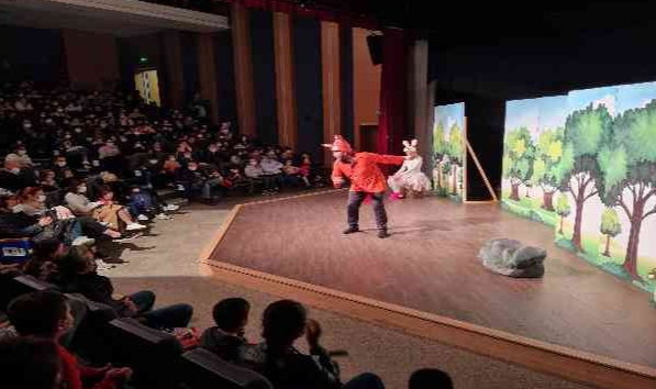 Bodrum&#039;da tiyatrocular, yangından etkilenen çocuklar için sahneye çıktı