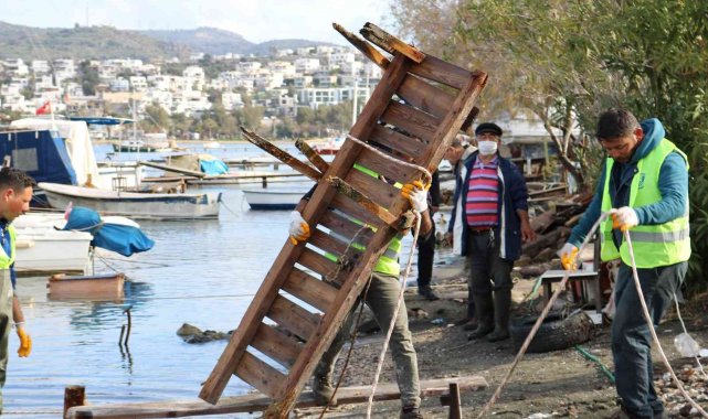 Bodrum&#039;da kaçak iskeleler yıkılıyor