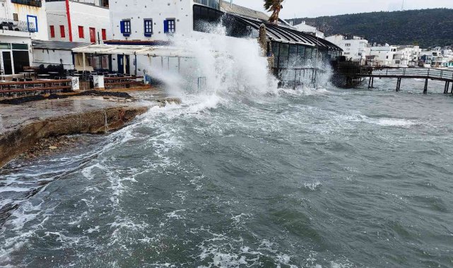 Bodrum'u fırtına vurdu, milyon dolarlık tekneler denize gömüldü, bazı tekneler karaya oturdu