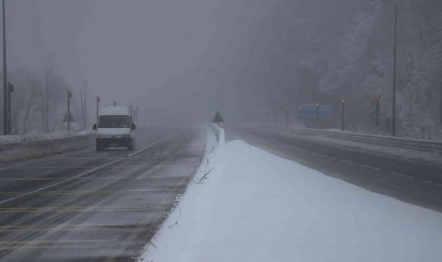 Bolu Dağı'nda kar yağışı ve sis etkili oluyor